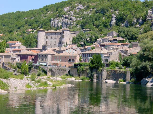 Choisir un lieu calme pour des vacances reposantes : cas de Vogüé